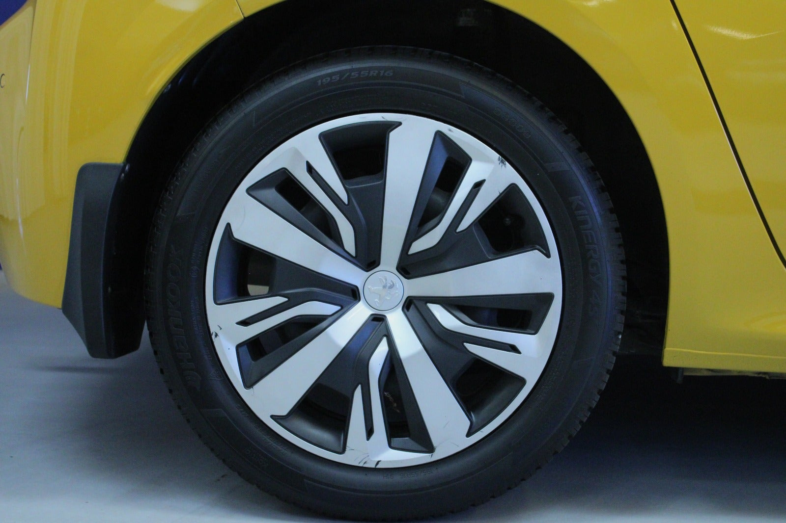 Gul Peugeot 208 fra 2023