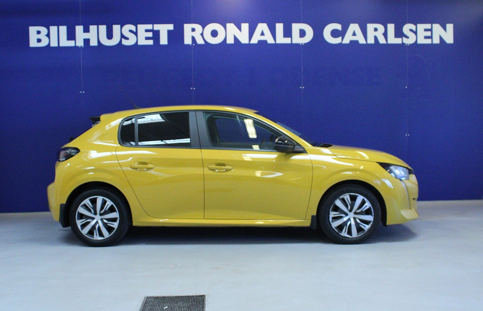 Gul Peugeot 208 fra 2023