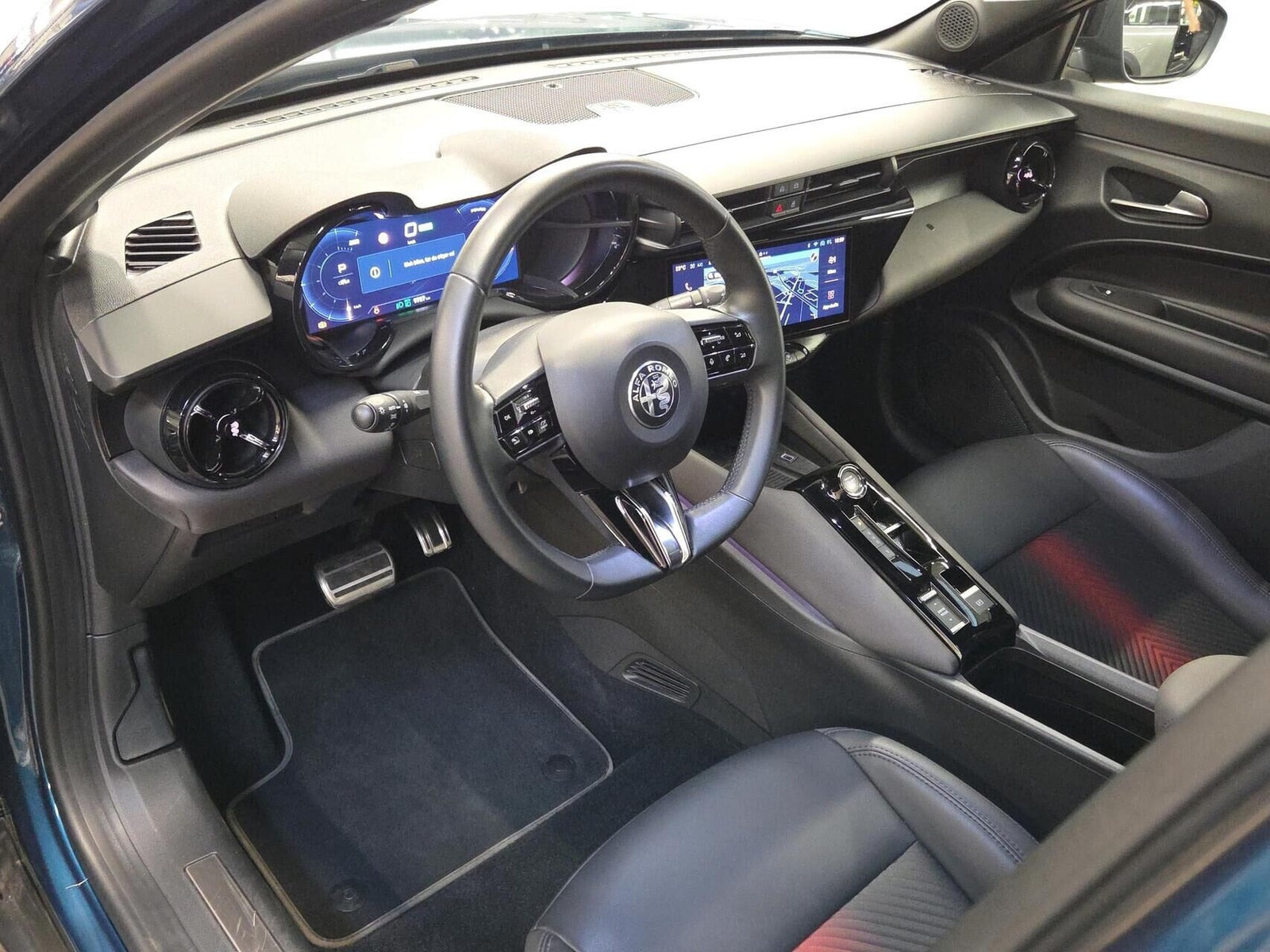 Blå Alfa Romeo Junior fra 2025