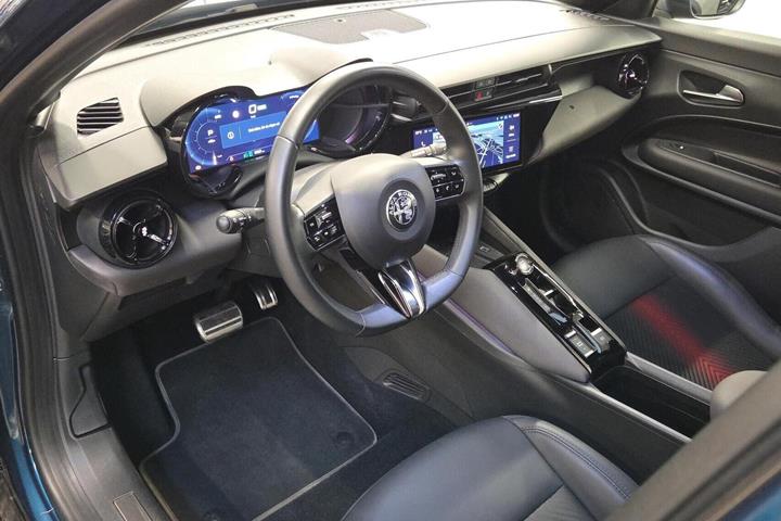 Blå Alfa Romeo Junior fra 2025