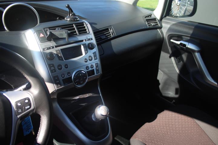 Sølv Toyota Verso fra 2012