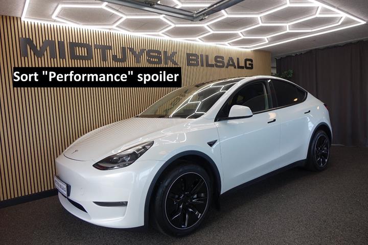 Hvid Tesla Model Y fra 2023 set udefra
