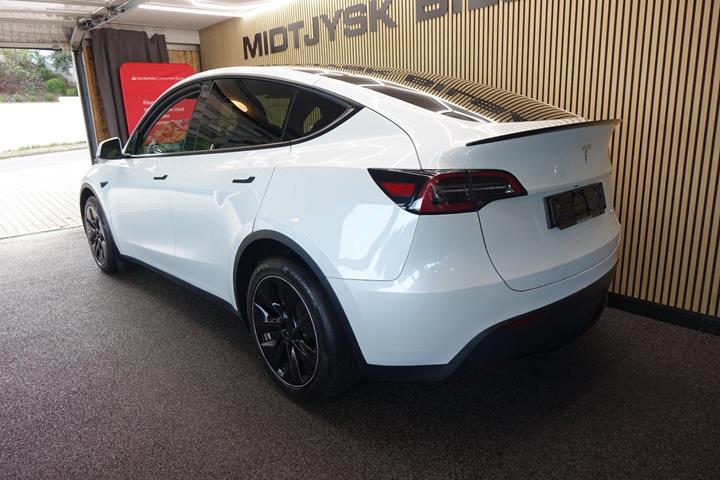 Hvid Tesla Model Y fra 2023