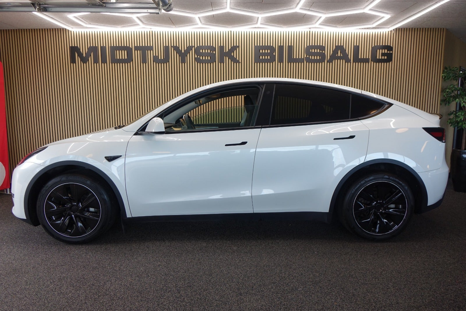 Hvid Tesla Model Y fra 2023