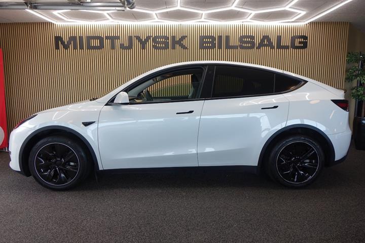 Hvid Tesla Model Y fra 2023