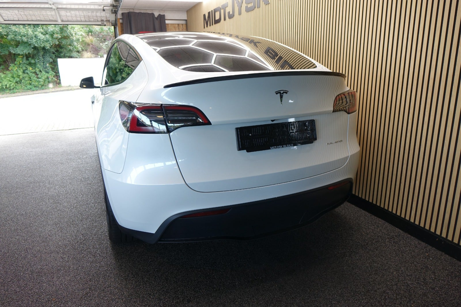 Hvid Tesla Model Y fra 2023