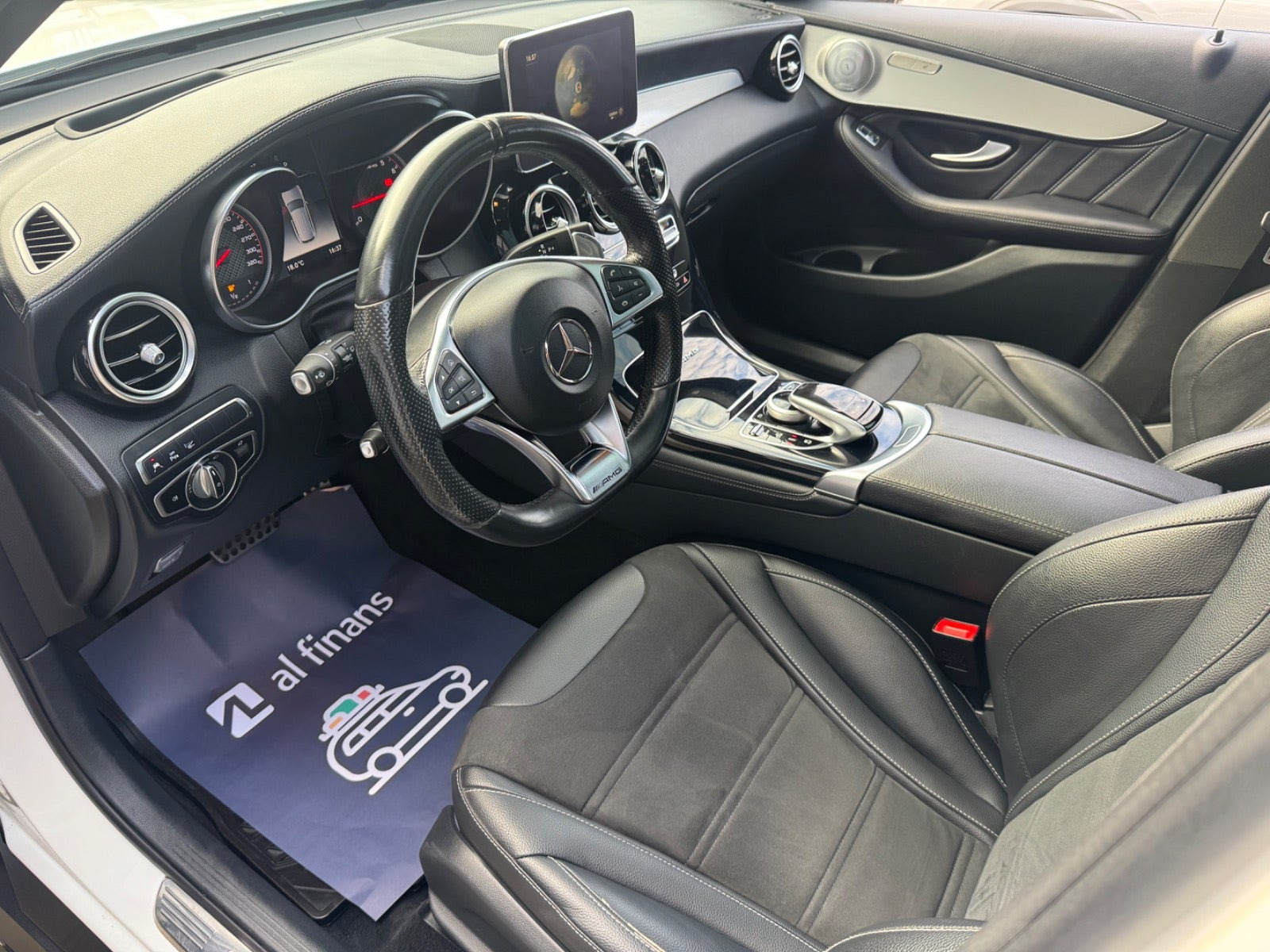 Hvid Mercedes GLC63 fra 2018 set indefra
