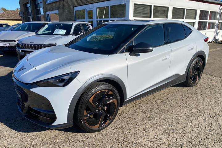 Hvid Cupra Tavascan fra 2026 set udefra