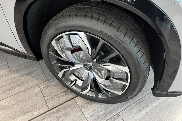 Grå Hongqi EHS7 fra 2026