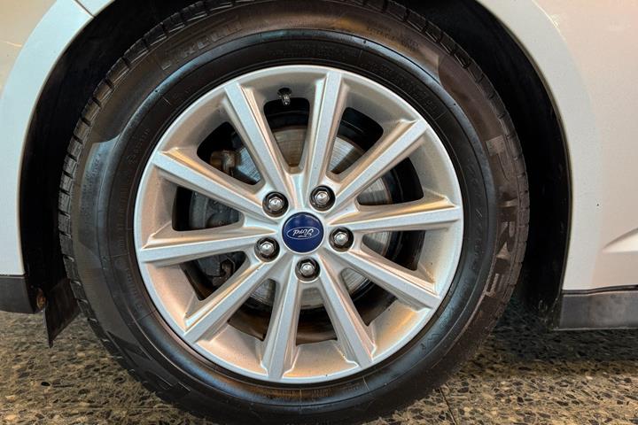 Sølv Ford C-MAX fra 2017