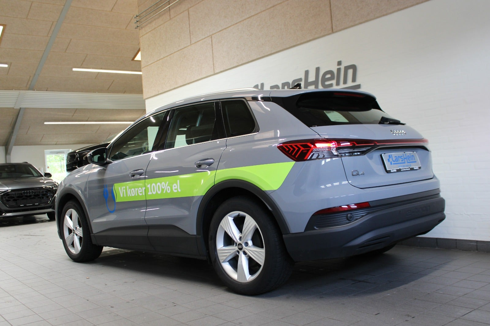 Grå Audi Q4 e-tron fra 2023