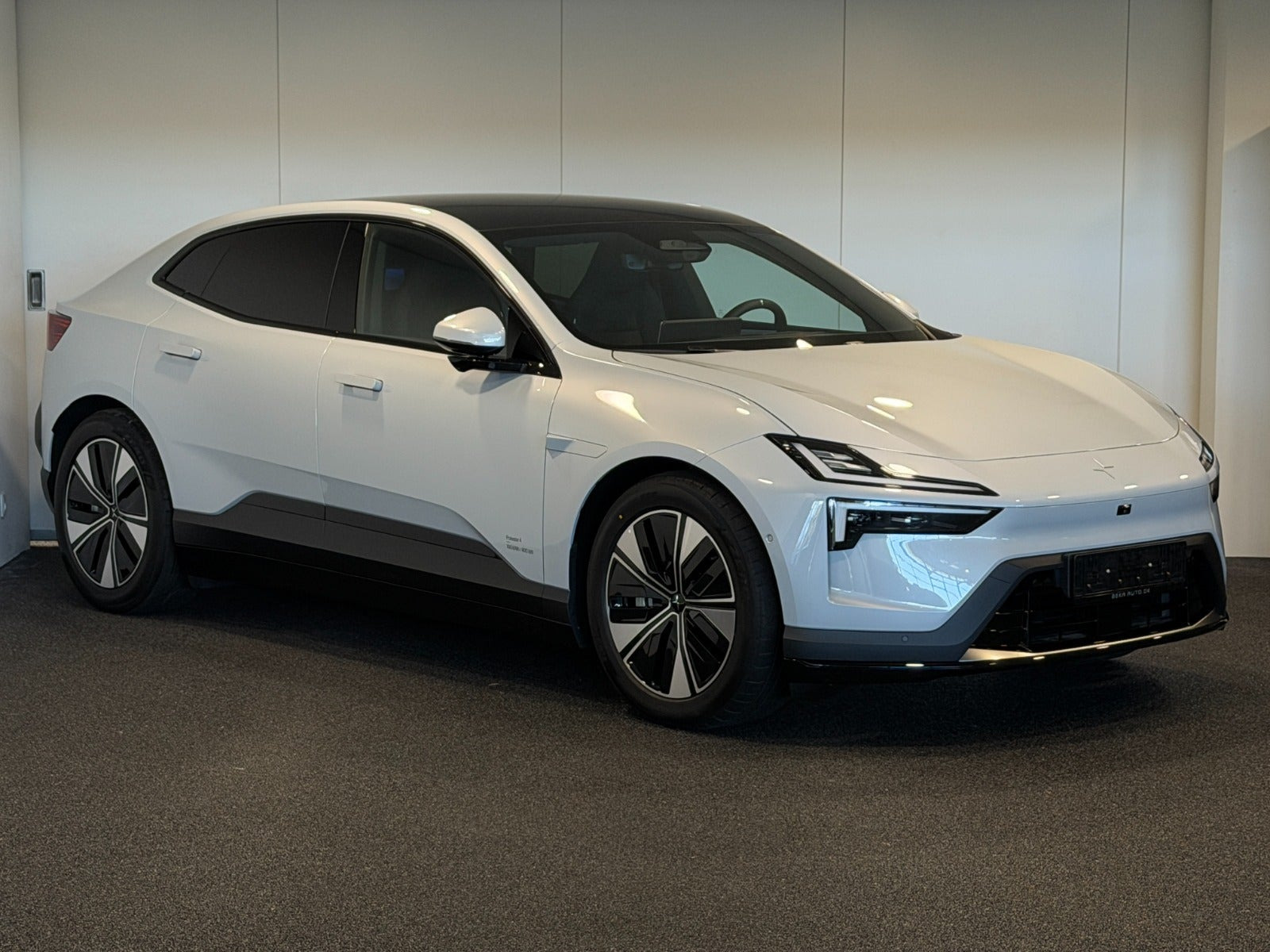 Grå Polestar 4 fra 2026