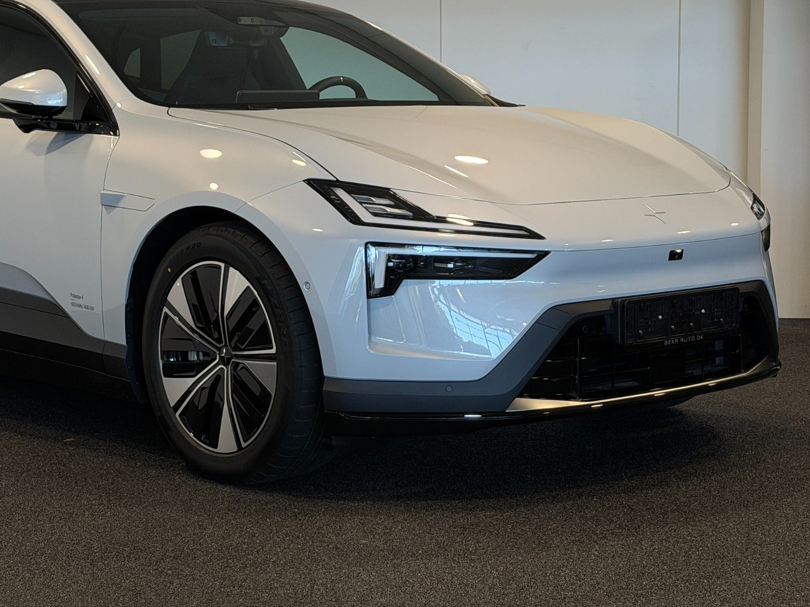 Grå Polestar 4 fra 2026