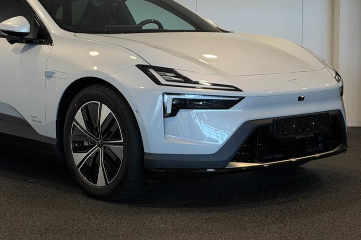Grå Polestar 4 fra 2026