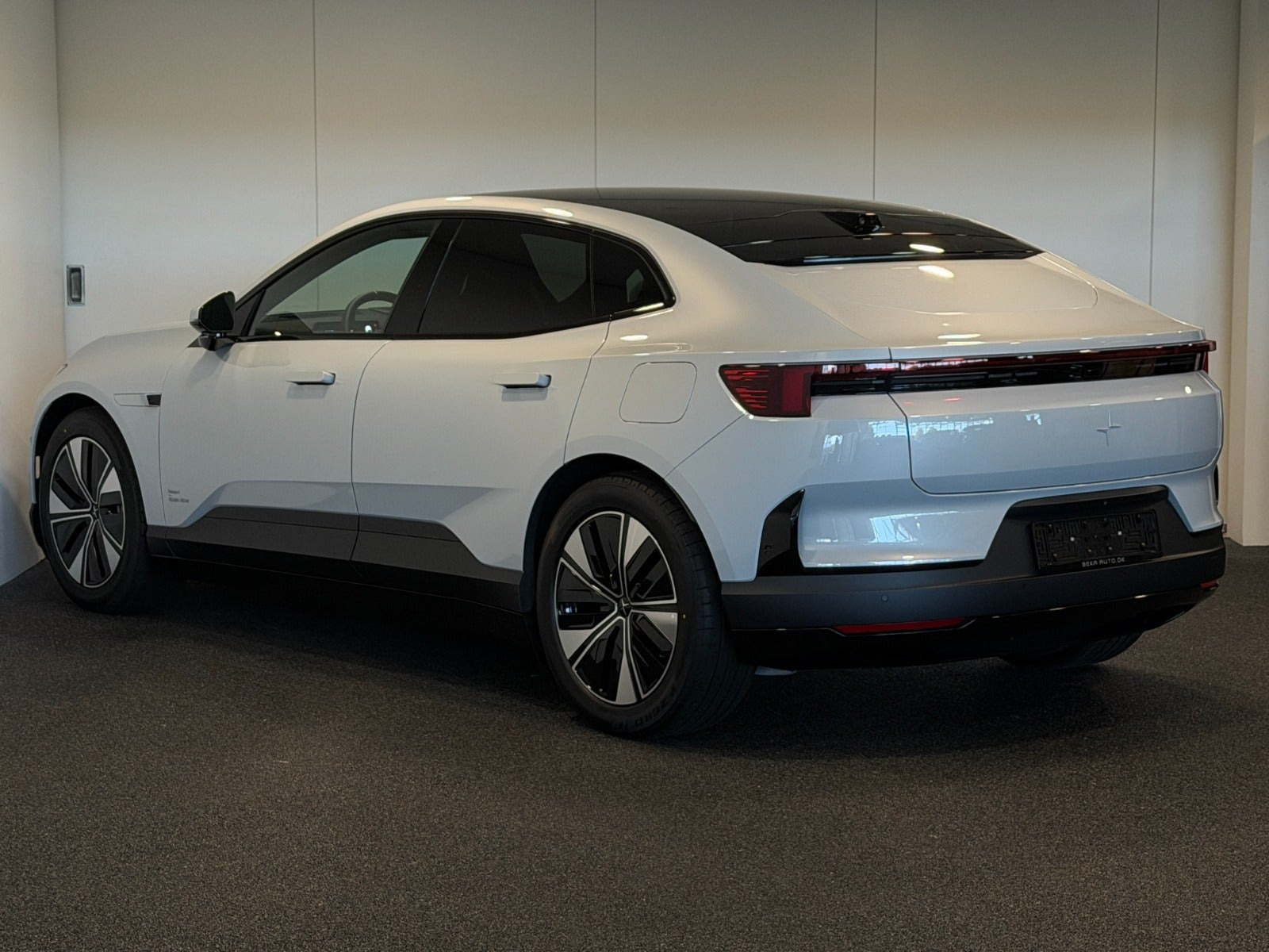 Grå Polestar 4 fra 2026