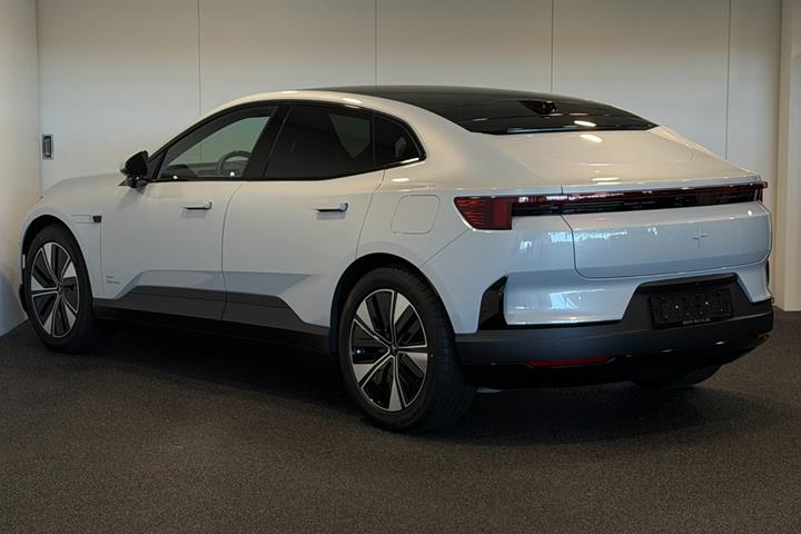 Grå Polestar 4 fra 2026