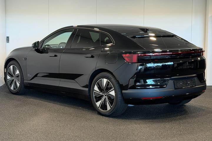 Sort Polestar 4 fra 2026