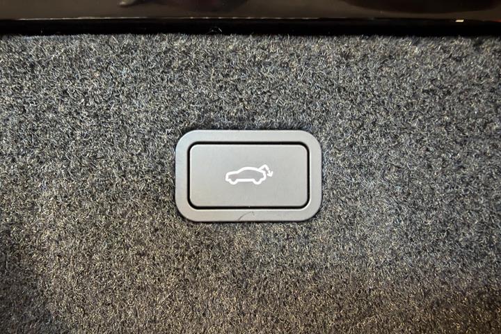 Sort Polestar 4 fra 2026