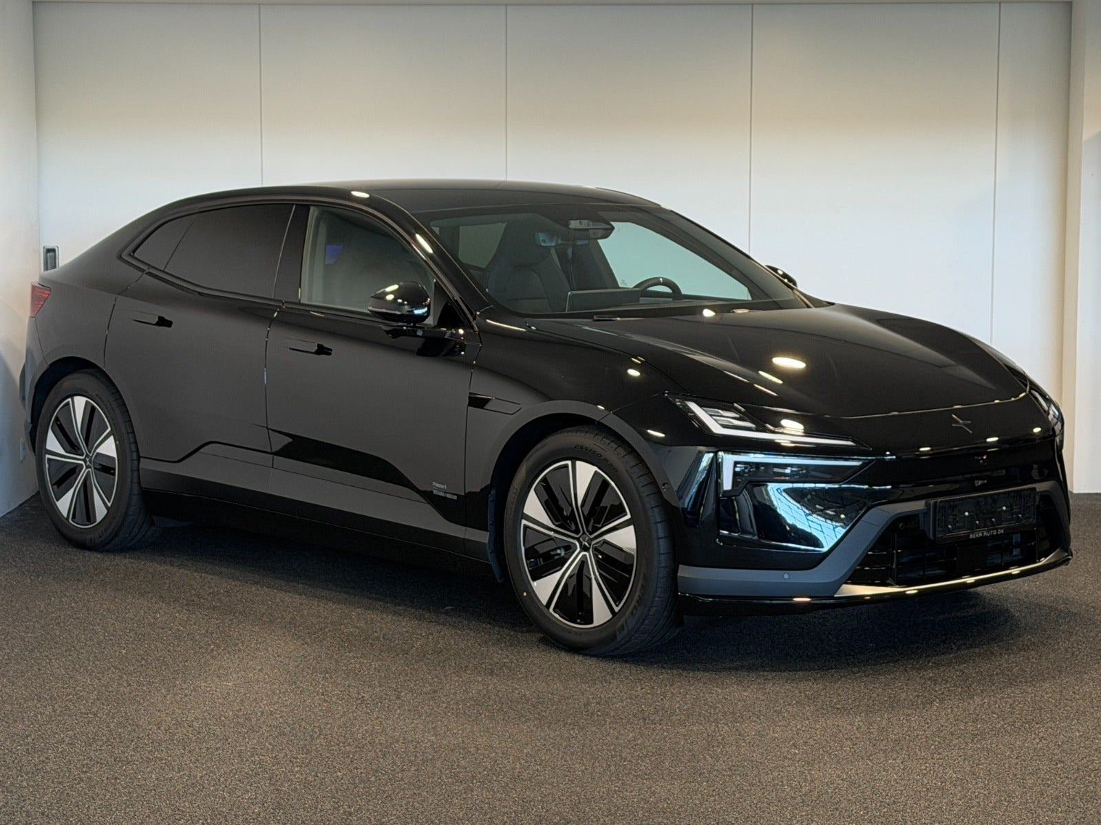 Sort Polestar 4 fra 2026