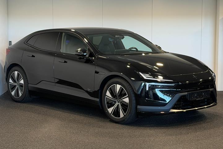 Sort Polestar 4 fra 2026
