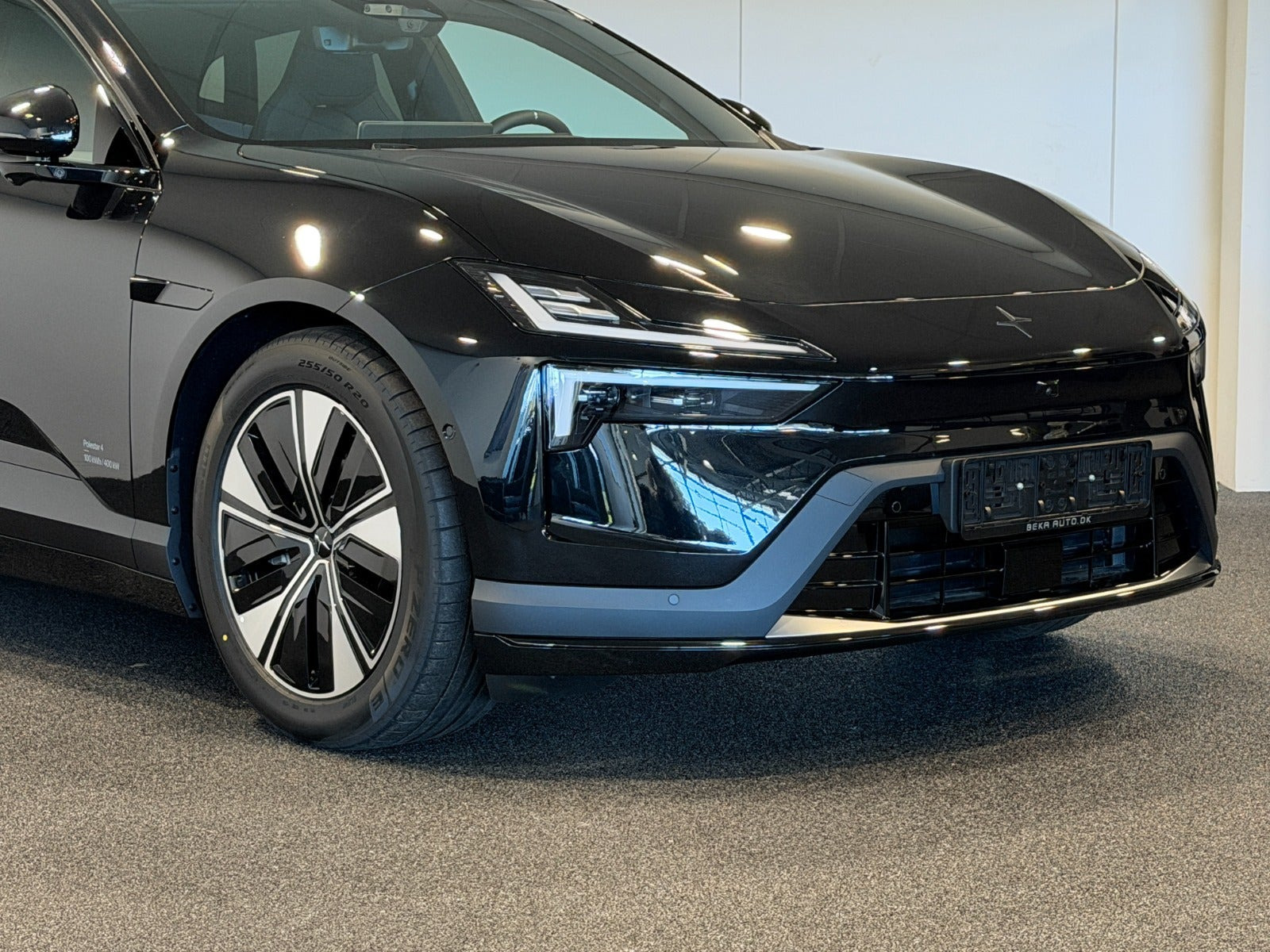 Sort Polestar 4 fra 2026