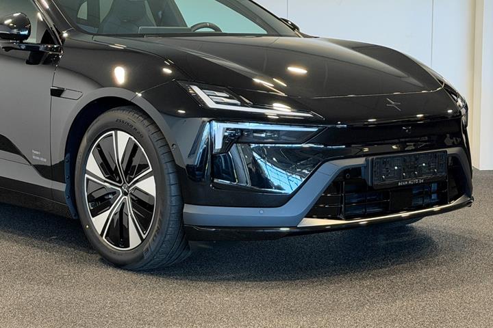 Sort Polestar 4 fra 2026
