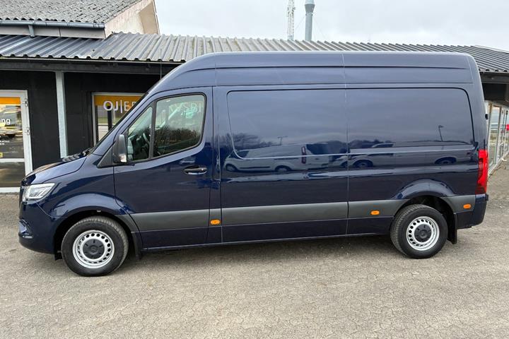 Blå Mercedes Sprinter 215 fra 2022