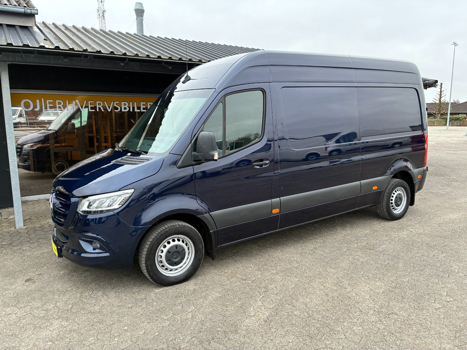 Blå Mercedes Sprinter 215 fra 2022