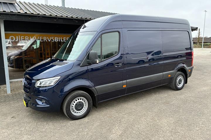 Blå Mercedes Sprinter 215 fra 2022