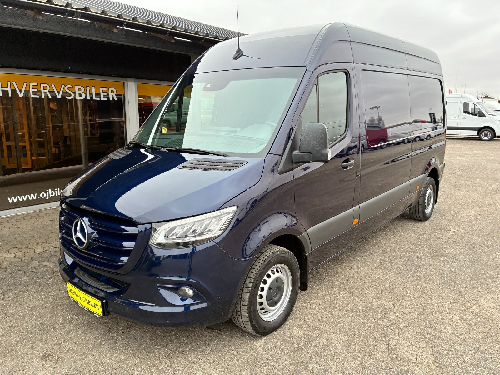 Blå Mercedes Sprinter 215 fra 2022