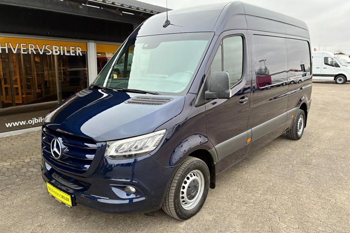 Blå Mercedes Sprinter 215 fra 2022