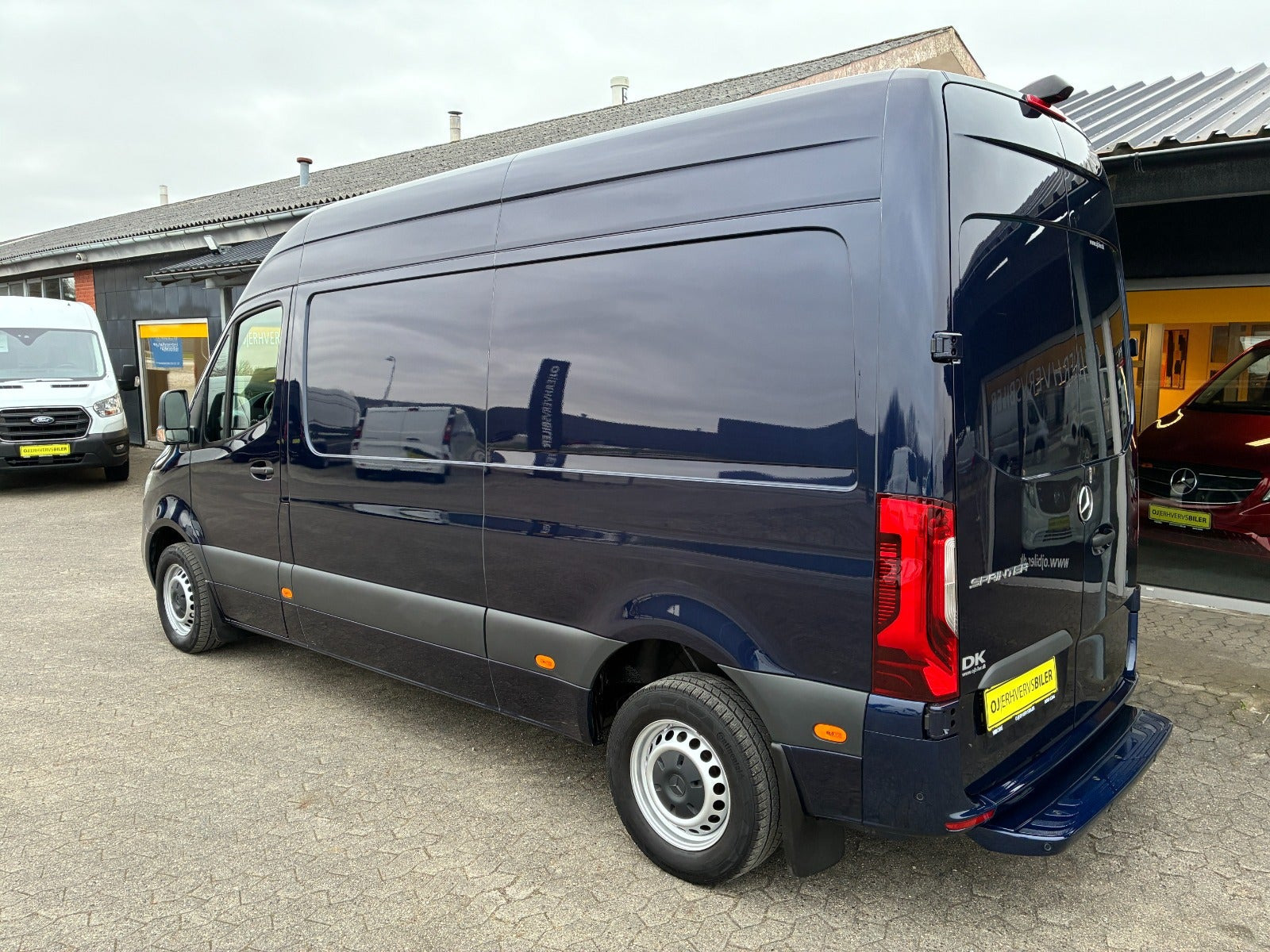 Blå Mercedes Sprinter 215 fra 2022