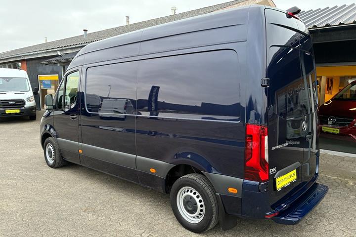 Blå Mercedes Sprinter 215 fra 2022