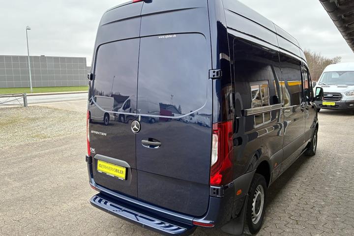 Blå Mercedes Sprinter 215 fra 2022