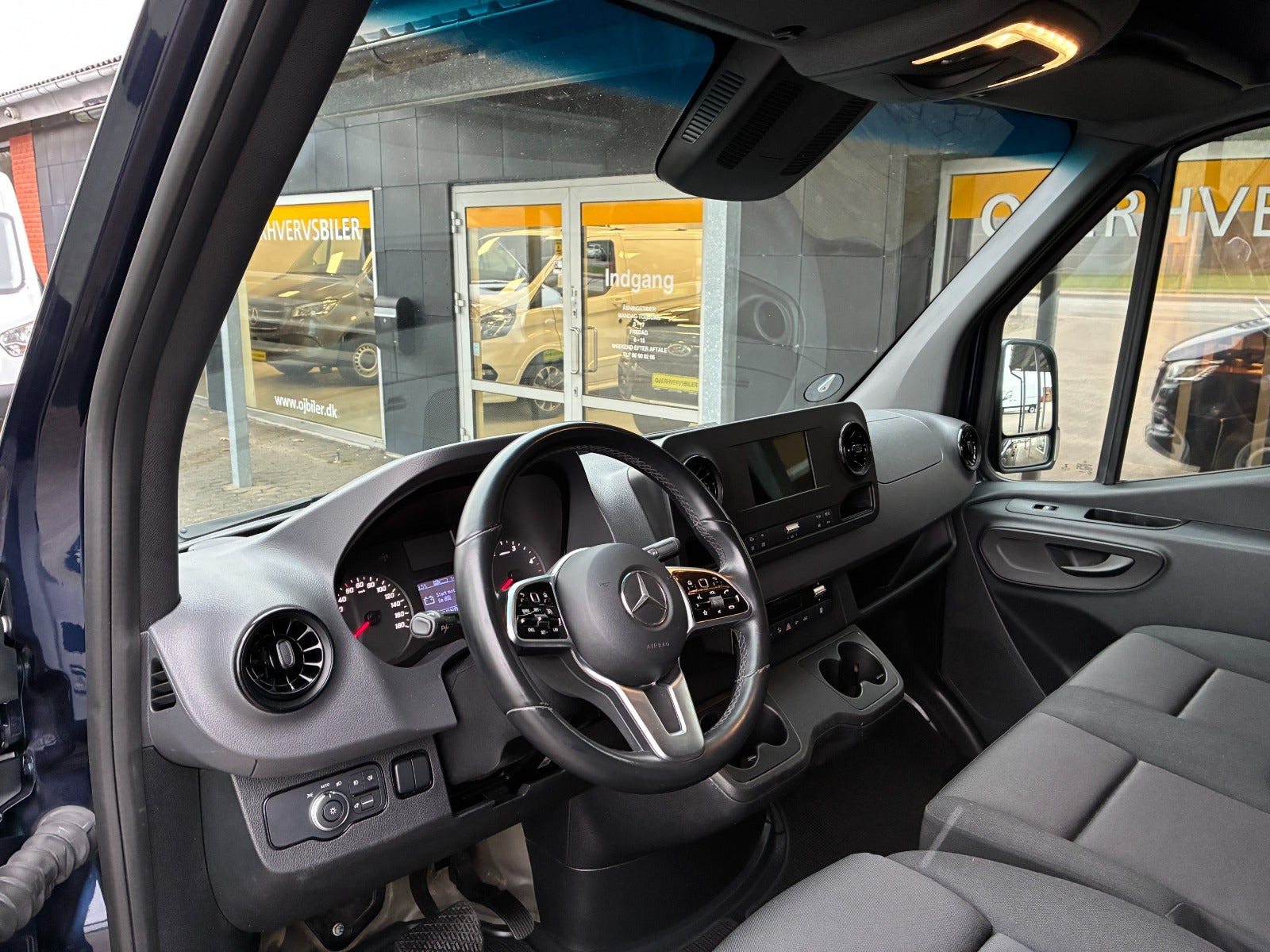 Blå Mercedes Sprinter 215 fra 2022