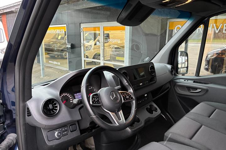 Blå Mercedes Sprinter 215 fra 2022