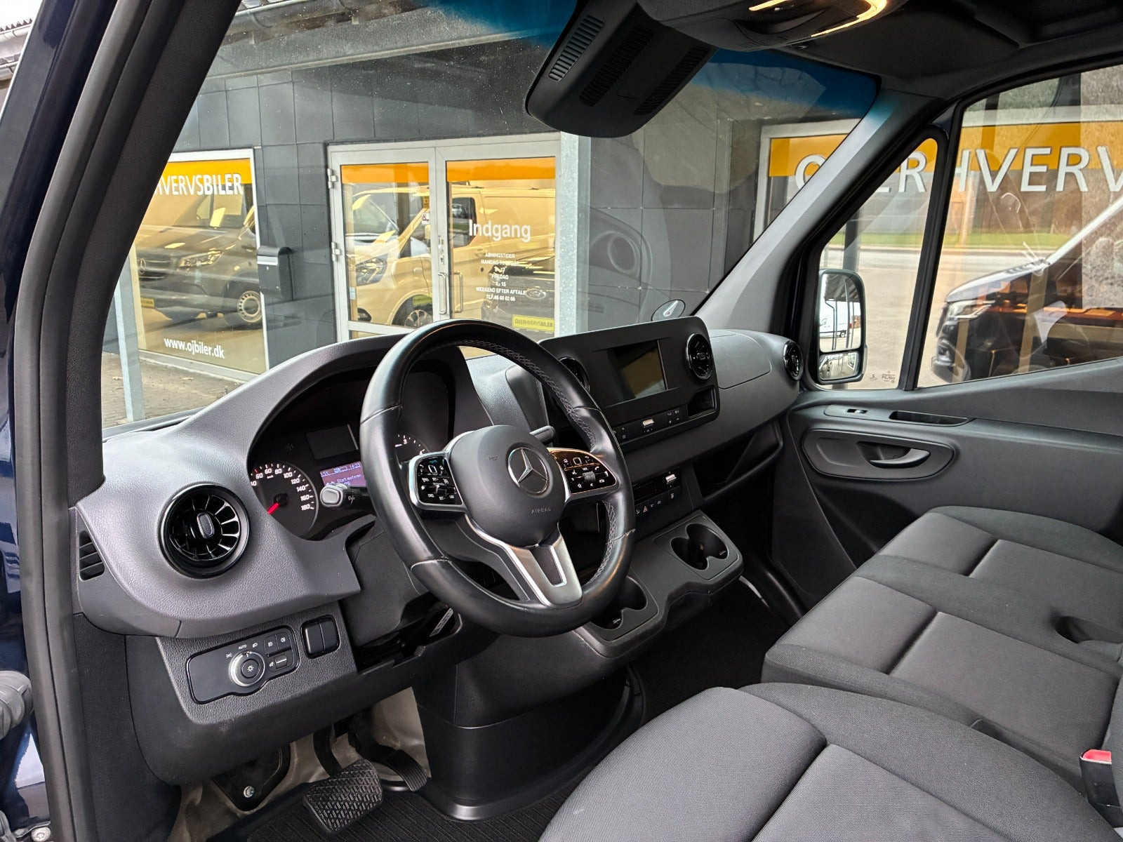 Blå Mercedes Sprinter 215 fra 2022