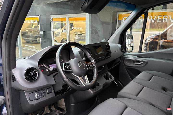 Blå Mercedes Sprinter 215 fra 2022