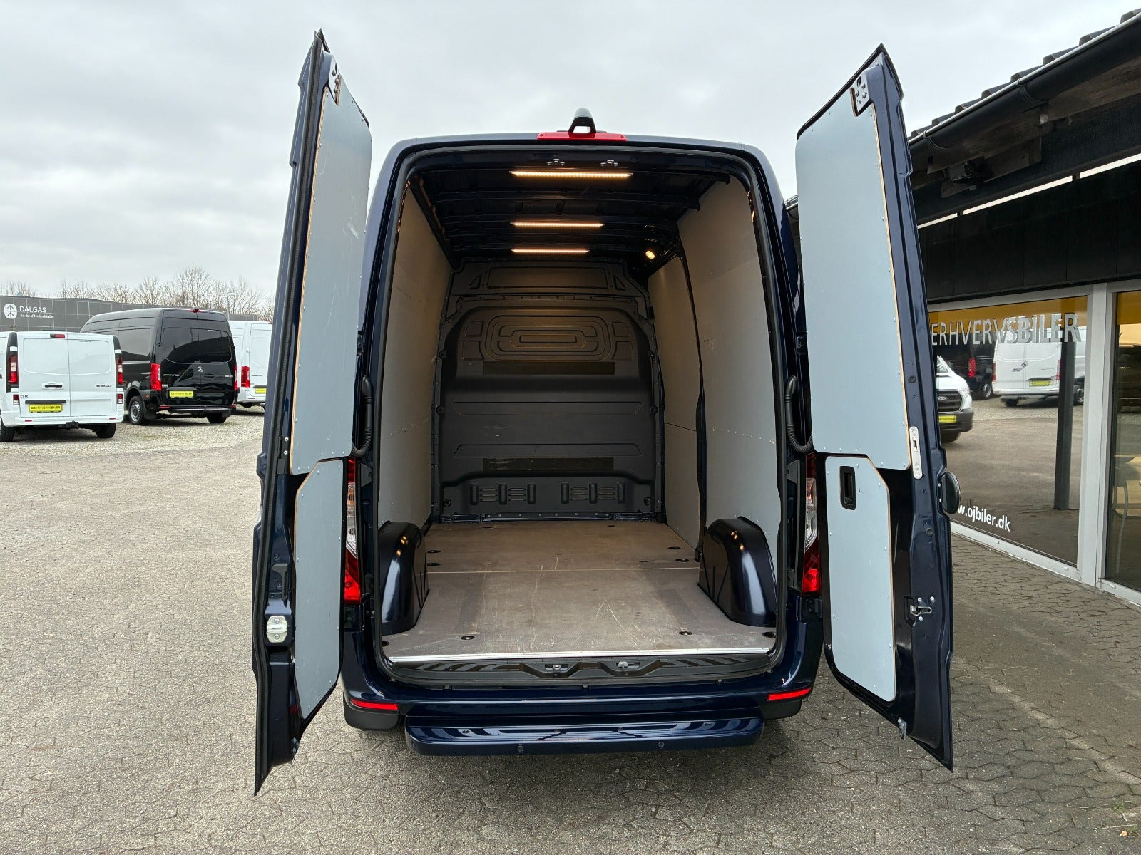 Blå Mercedes Sprinter 215 fra 2022