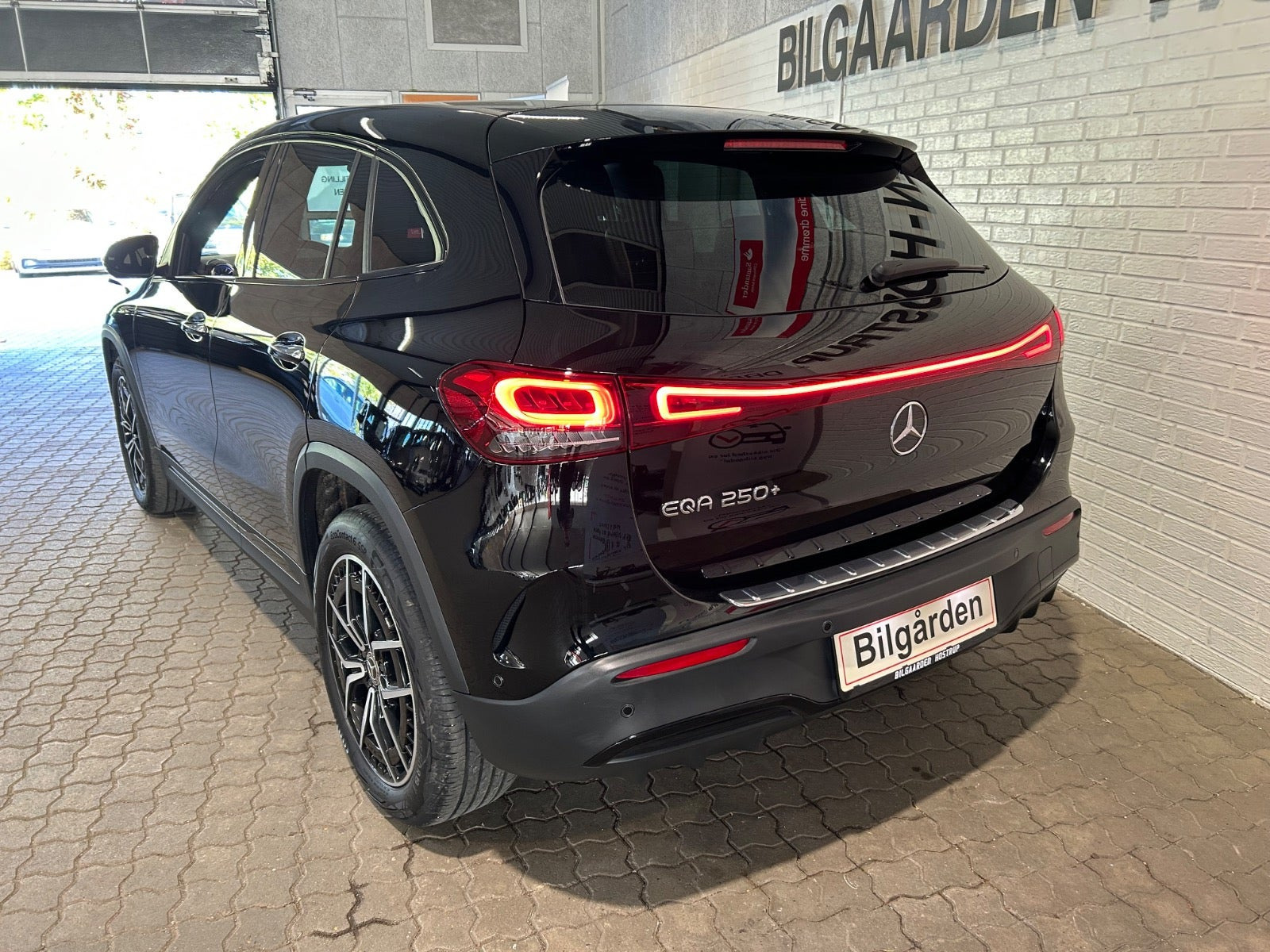 Sort Mercedes EQA250+ fra 2023