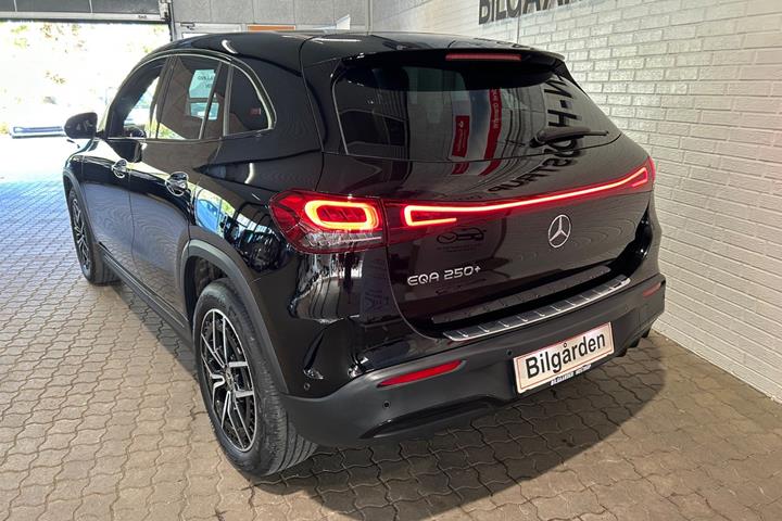 Sort Mercedes EQA250+ fra 2023