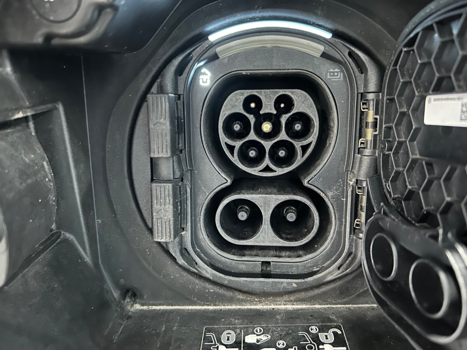 Sort Mercedes EQA250+ fra 2023