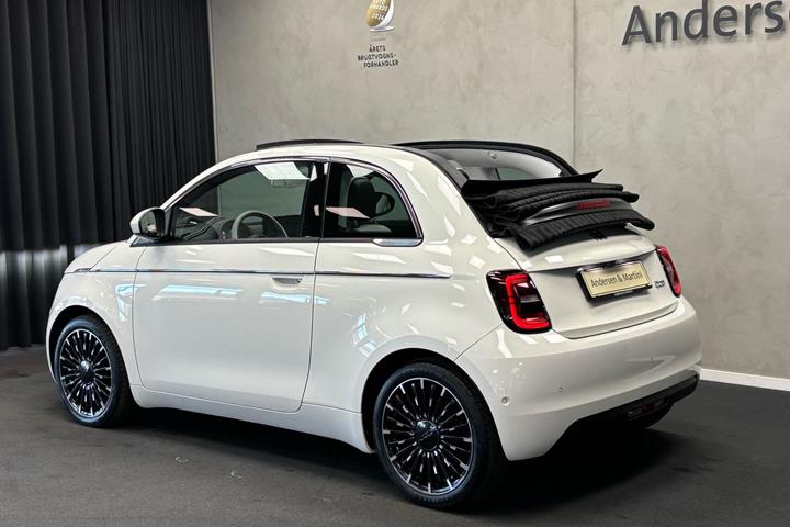 Hvid Fiat 500e fra 2023