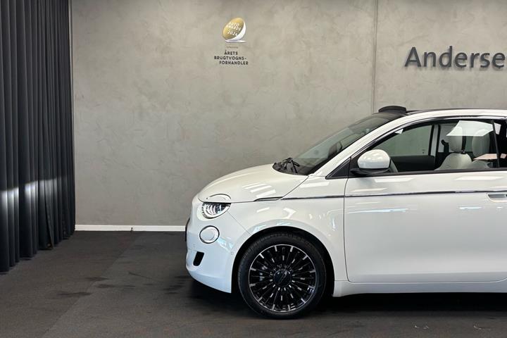 Hvid Fiat 500e fra 2023