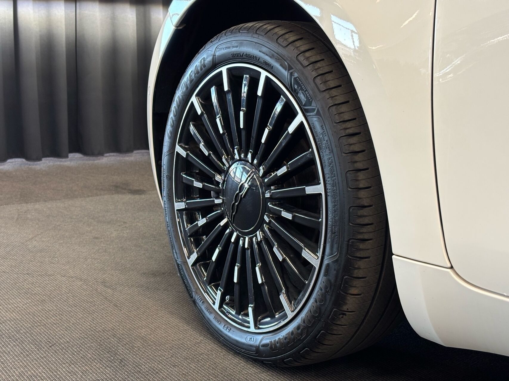 Hvid Fiat 500e fra 2023