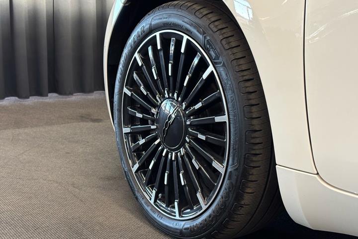 Hvid Fiat 500e fra 2023