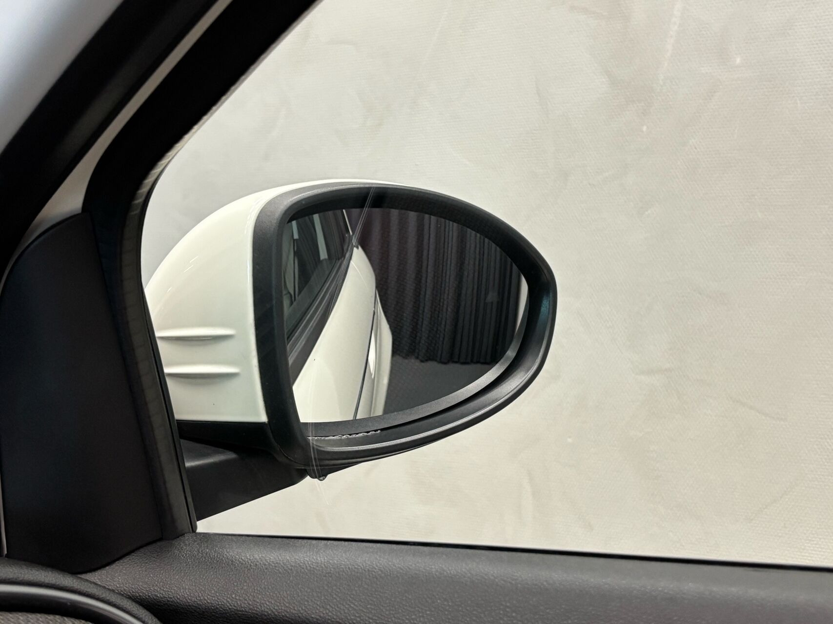 Hvid Fiat 500e fra 2023