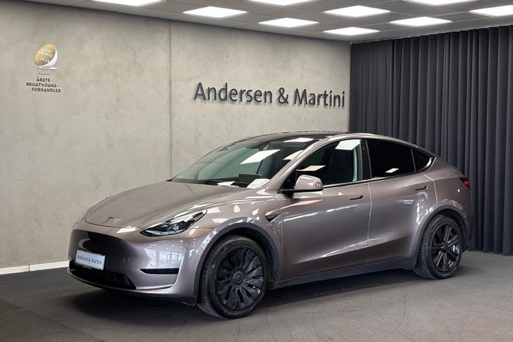Grå Tesla Model Y fra 2023