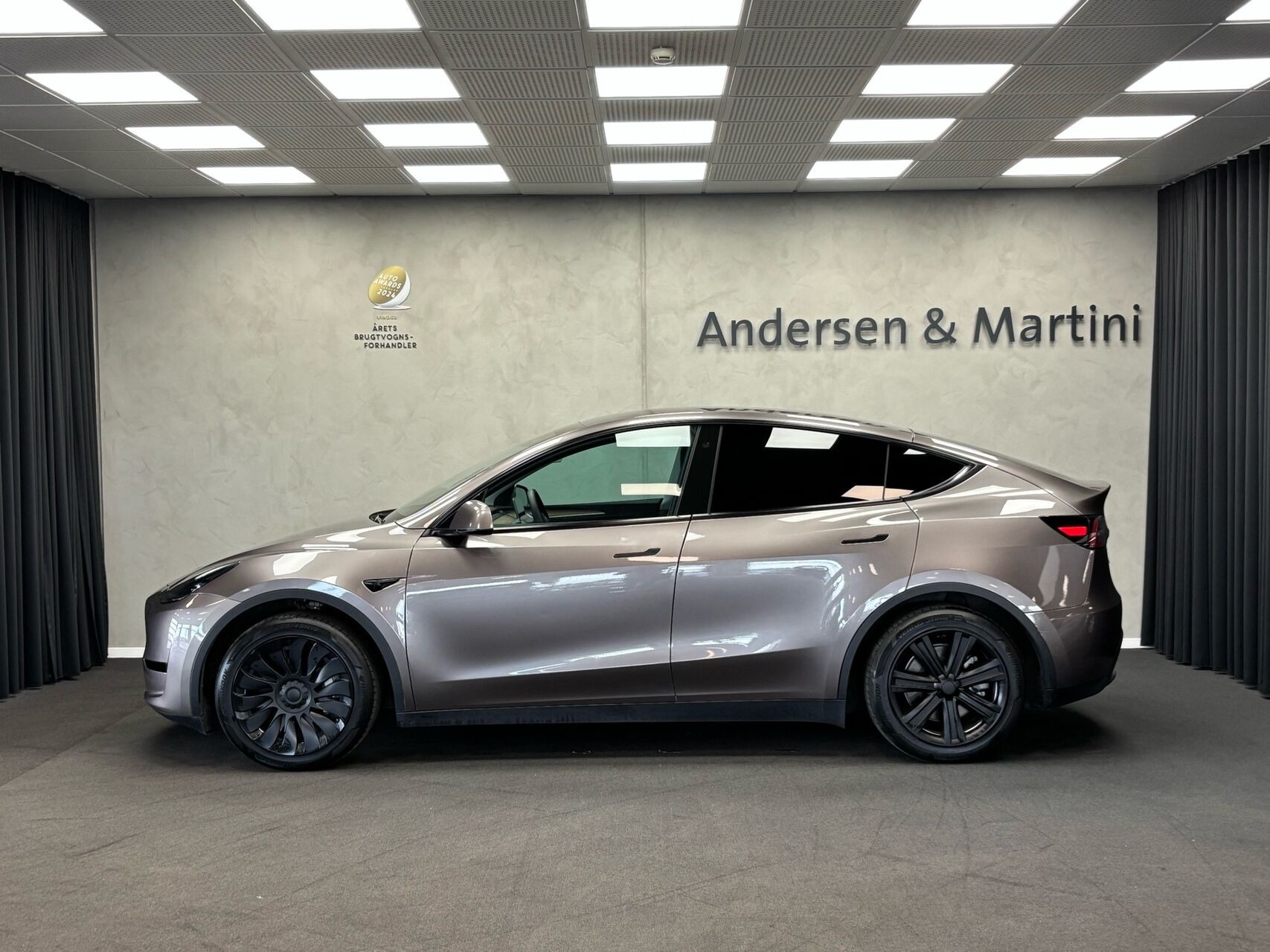 Grå Tesla Model Y fra 2023