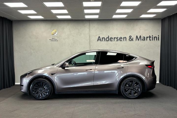 Grå Tesla Model Y fra 2023
